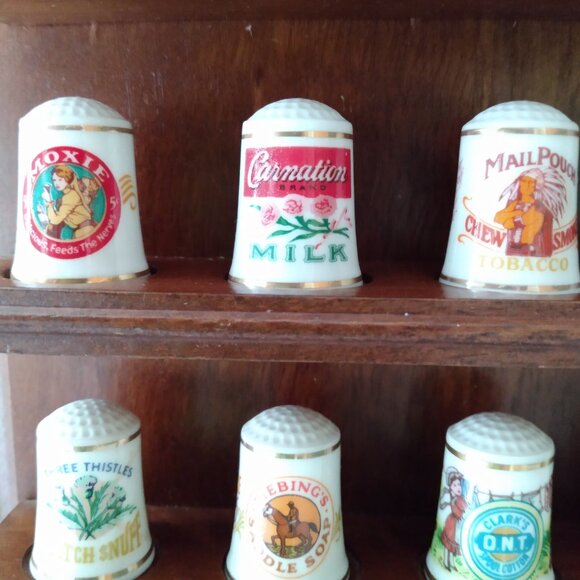 Vintage Thimbles & display shelve, with documentation. - Picture 5 of 16